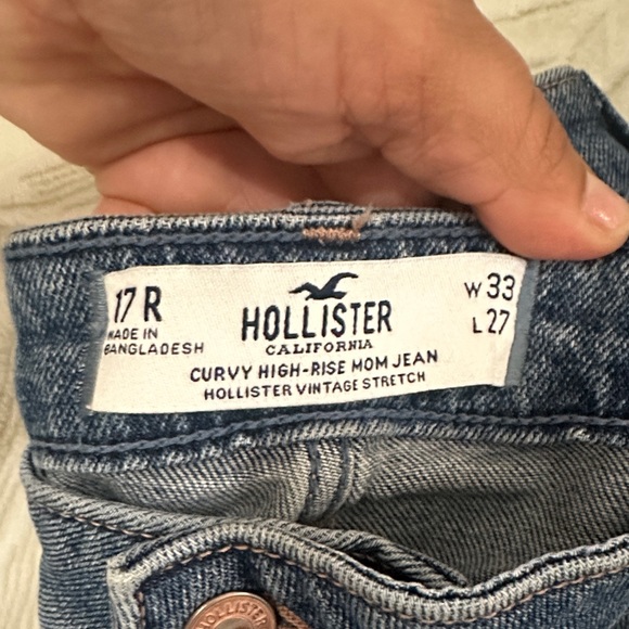 NWT Hollister Curvy High Rise Mom Jean  in Classic Blue - Picture 2 of 4